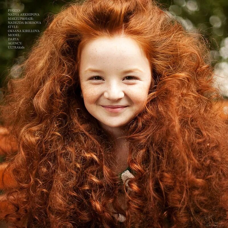 Родилась с рыжими волосами. Кудрявая девочка. Рыжие кудрявые волосы. Маленькая рыжая девочка. Дети с рыжими волосами.