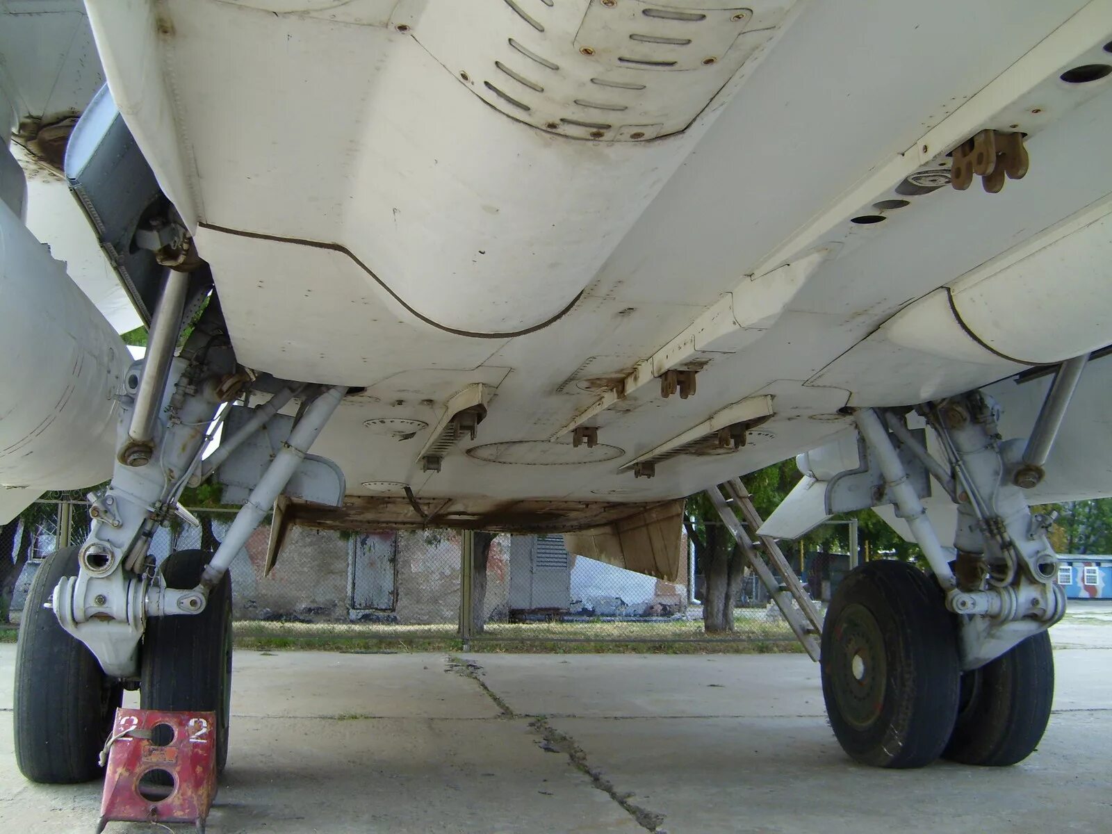 Стойка шасси су 25. Су-25 переднее шасси. Ту 154 передняя стойка шасси. М шасси. М шасси.