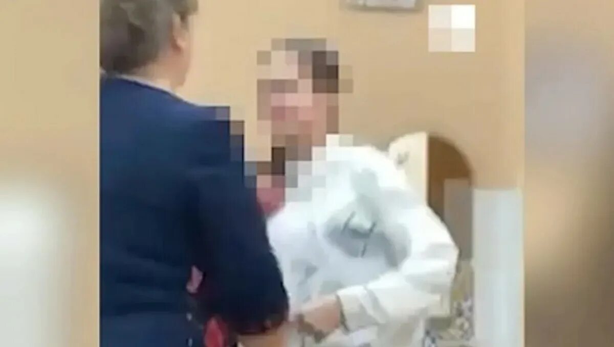 Учительница спасла ученика. Учительница. девушки в школе. учительница избила девочку.