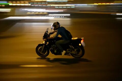 Мотоциклист ночью