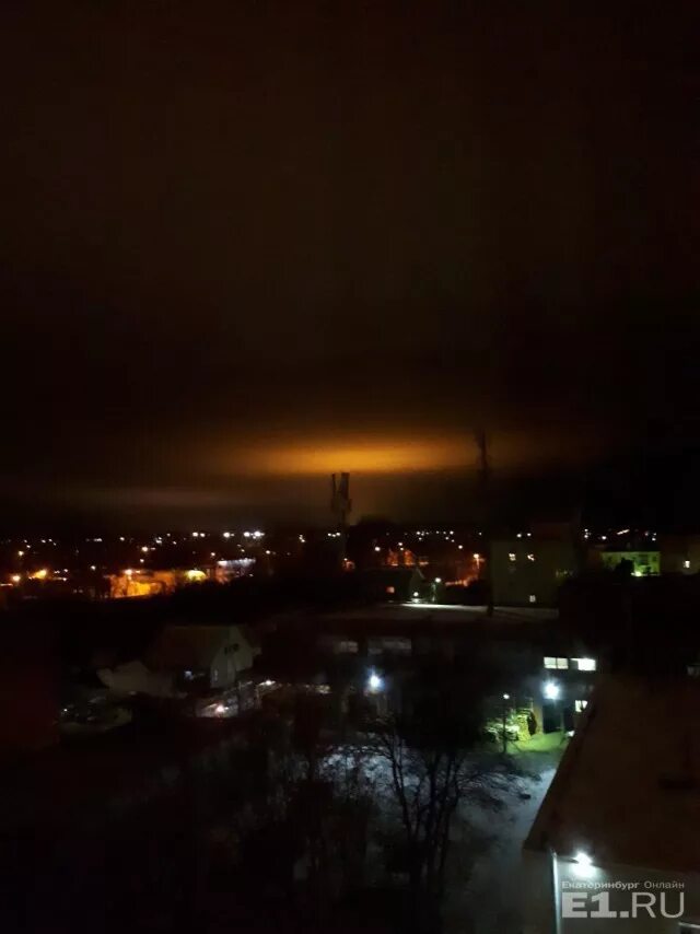 неопознанный объект красного цвета. оранжевое пятно на небе. желтое пятно на ночном небе. оранжевый след в небе. свечашееся точки в небе.