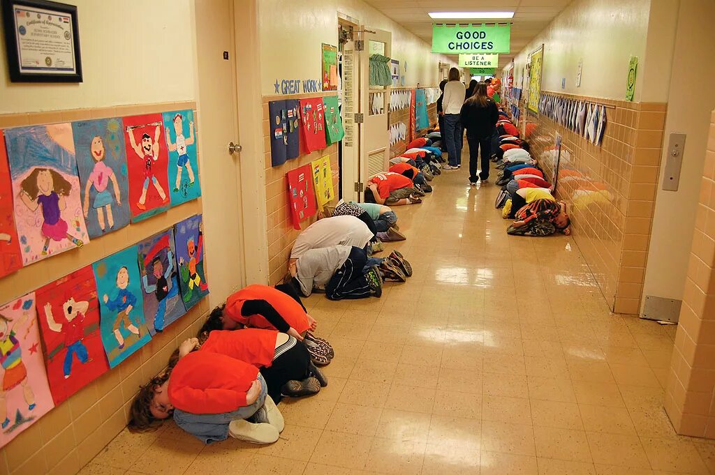 Во время перемены 18. Американская школа изнутри с детьми. Школьный коридор с детьми. Школа в Америке внутри. Школьный коридор перемена.