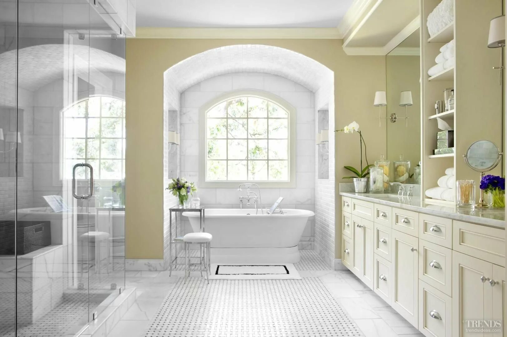 Интерьер светлой ванной. Ванна в стиле Неоклассика. Интерьер ванной комнаты. Красивые Ванные комнаты. Ванная комната в американском стиле.
