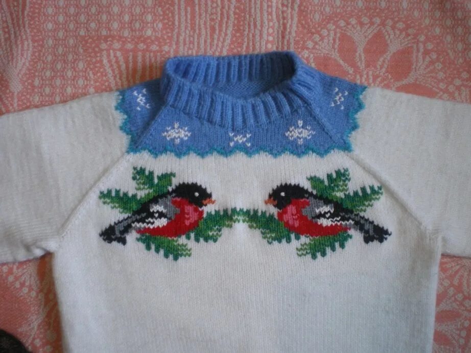 Свитер со снегирями. Вышивка на детском свитере. Детский свитер Снегири. Вышивка на детском свитере для мальчика. Снегири трикотажная