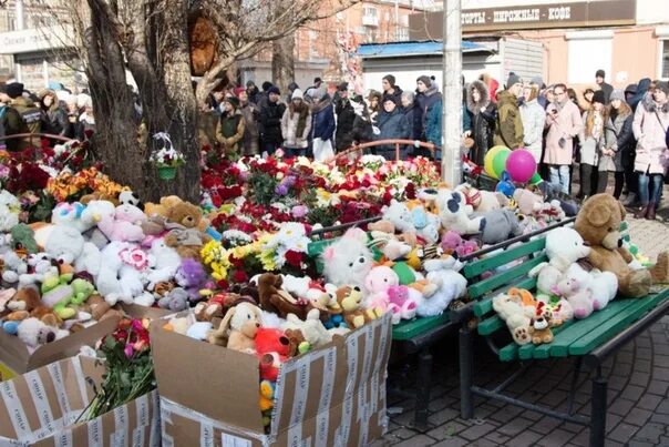 Годовщина трагедии в Кемерово. Памяти погибших в ТРЦ зимняя вишня. Зимняя вишня Фадеев. Макс Фадеев зимняя вишня Кемерово. Годовщина кемерово