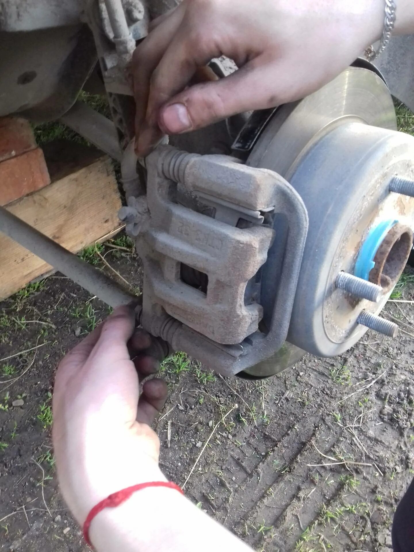 Chevrolet lacetti задняя тормоз колодка. Задние тормоза лачетти 1. Задние тормоза шевроле лачетти. Поменять колодки лачетти. 6.