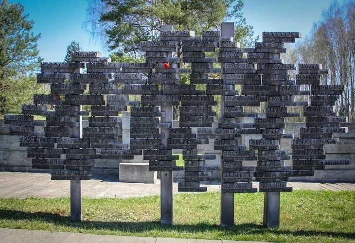 Комплекс Хатынь. Хатынь мемориальный комплекс. Хатынь деревья. Хатынь мемориальный комплекс стена.