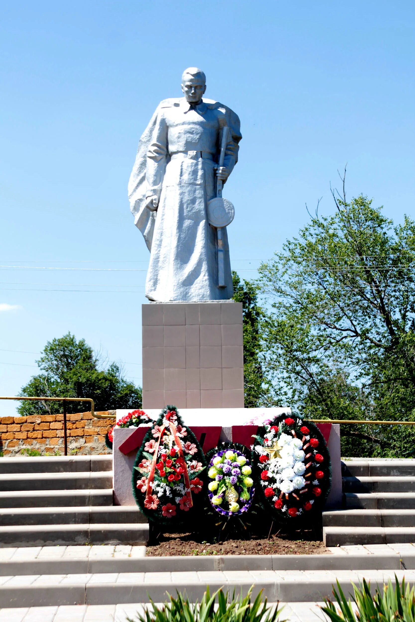 Село ивановка сальский район погода ростовская. Село новый Егорлык Сальского района. Село Егорлык Ростовская область Сальский район. Памятники Сальского района новый Егорлык. Обелиск новый Егорлык Сальский район Ростовская область.