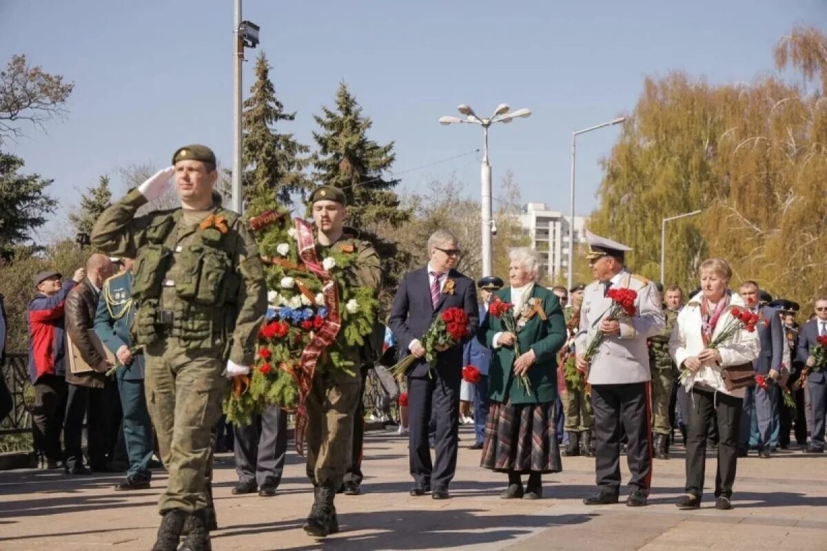 Парад Победы Ульяновск. День Победы возложение цветов. День Победы Ульяновск. Возложение 9 мая 2022. 9 мая ульяновск