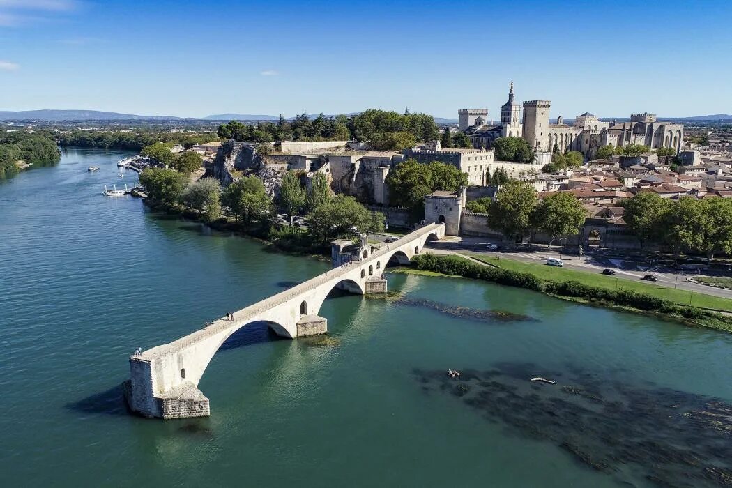 Река франции 2 букв. Река Рона в Швейцарии. Авиньон мост. Река Рона во Франции. Реки Рона и АРВ В Женеве.