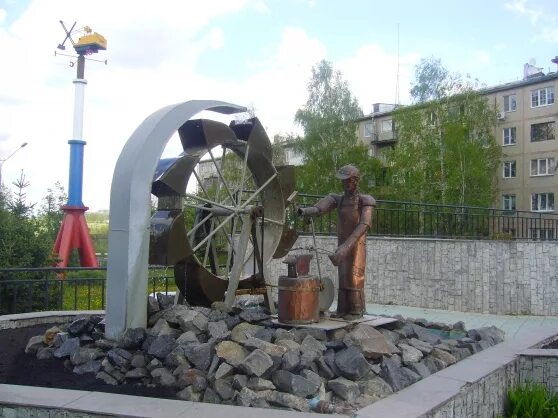 Кедровка кемерово греческая деревня. Кемерово поселок кедровка. Памятники в поселке кедровка. Кедровка кемерово. Поселок кедровка кемеровская область.