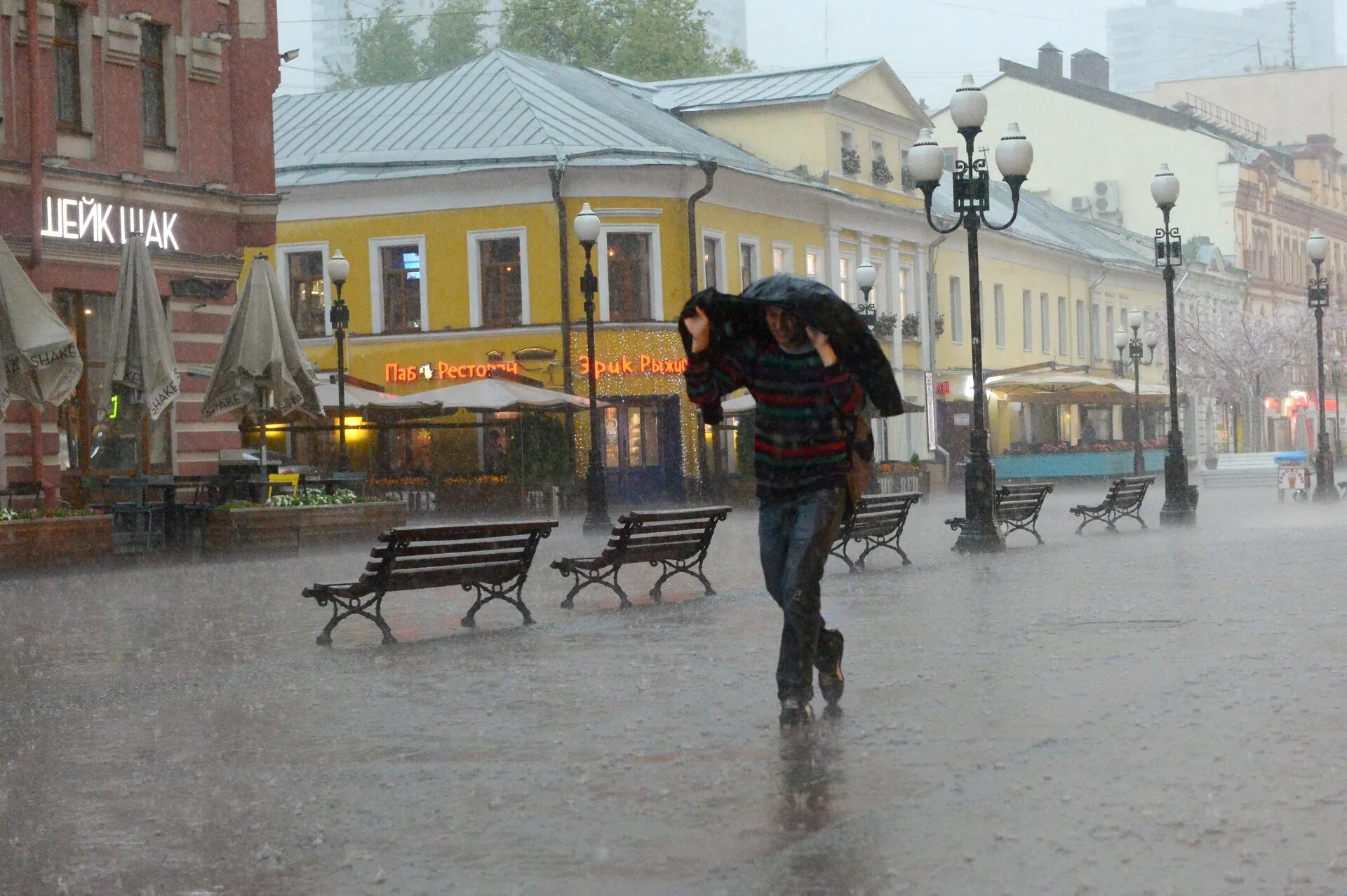 Ветер в городе. Реклама летней веранды в кафе. Сильный ветер в городе картина. Москва сегодня. Подскажи московское