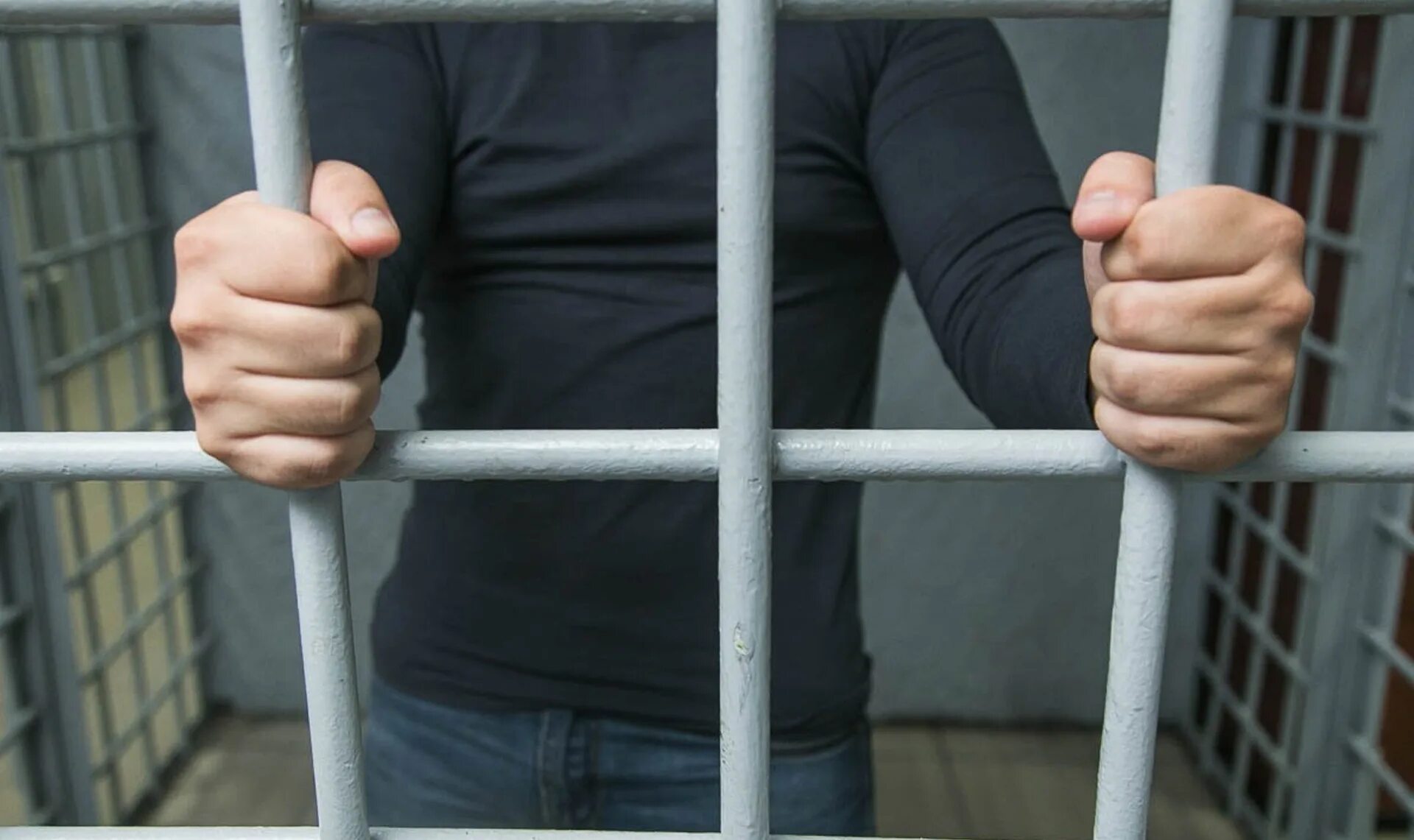 Осуждены быть свободными. Осуждены быть свободными. Jail stock photo. Человек в тюрьме. Преступник за решеткой.