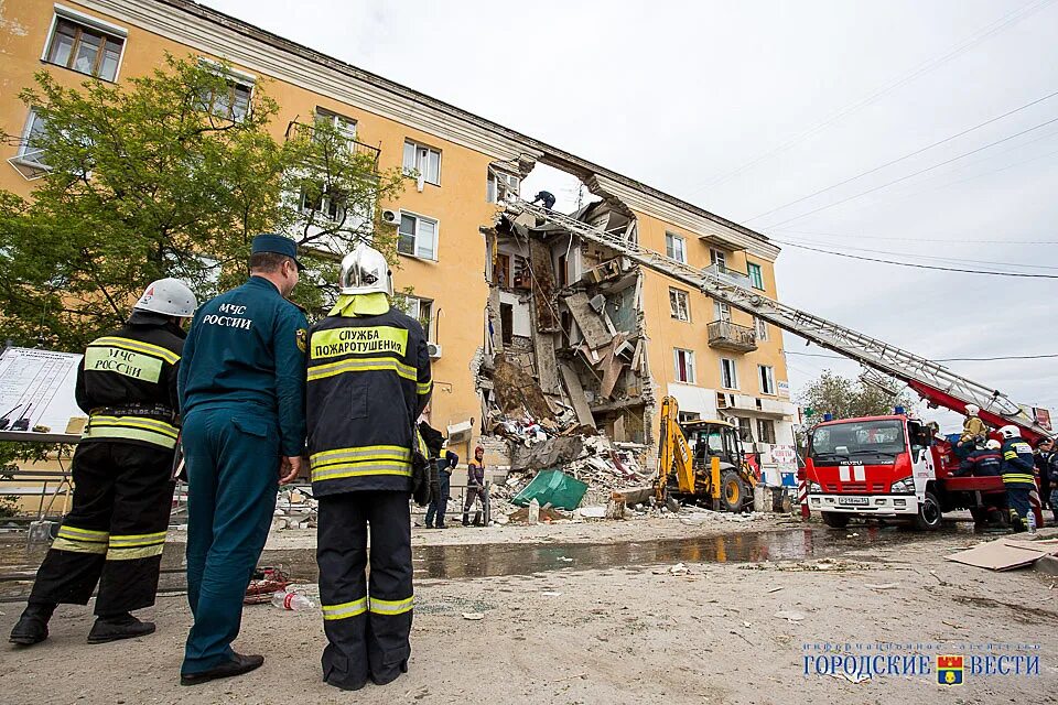 Взрыв дома в Волгограде Советский район. Разбор завалов в Мариуполе. Взорвался дом в Волгограде Советский район.