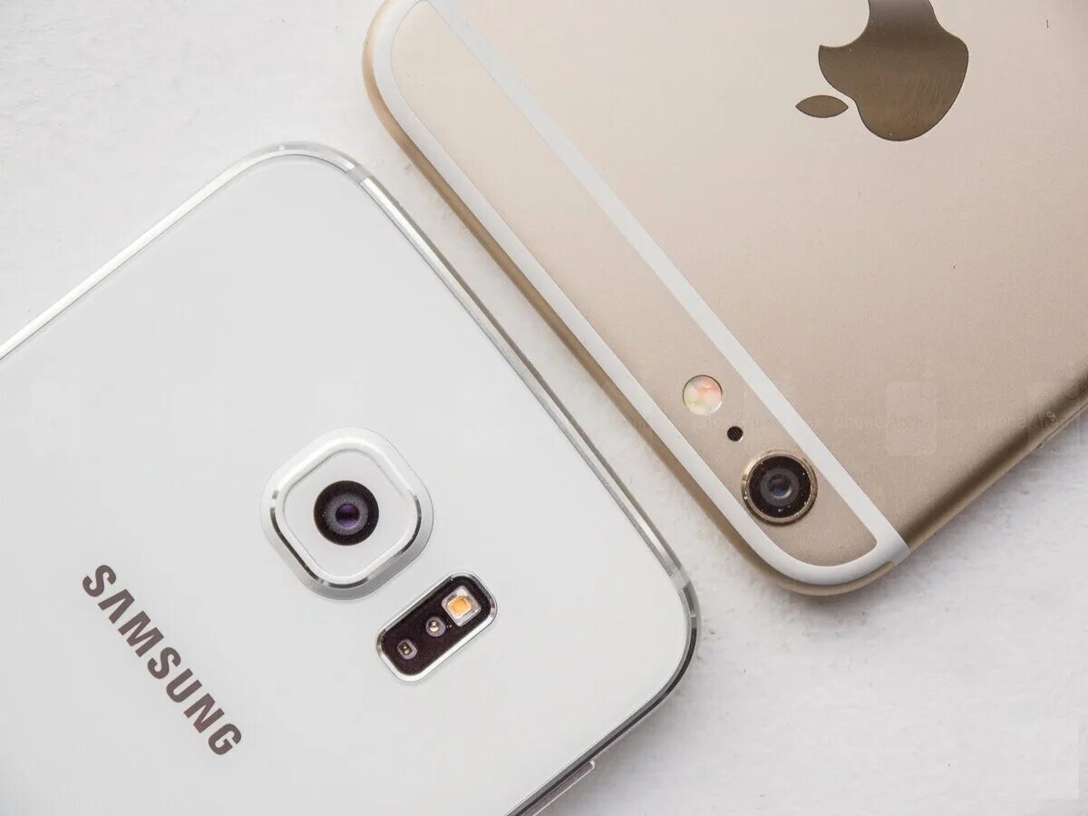Samsung против iphone. Айфон Эппл самсунг. Айфон vs Samsung. Эппл против самсунг. Samsung v iphone.