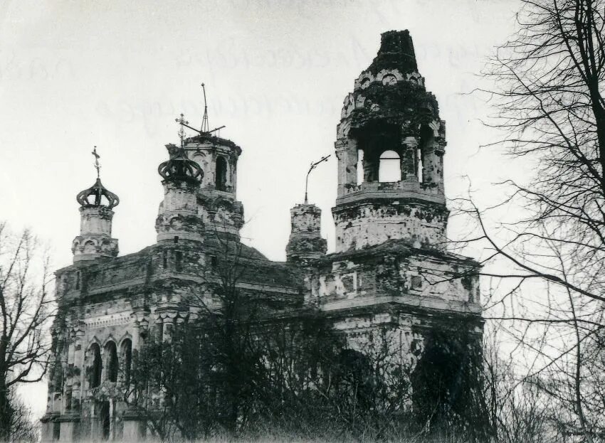 Деревня низино ломоносовского. Церковь в Низино Ломоносовского района. Церковь св Александры Низино. Храм царицы Александры в Низино. Низино Ломоносовский район храм Александры.