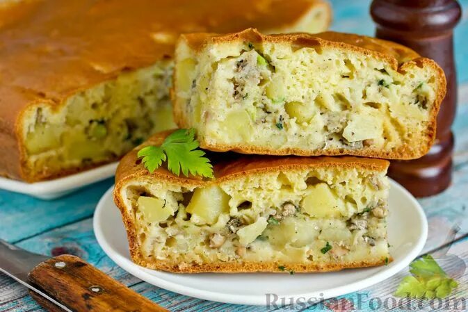 Тесто для заливного пирога с картошкой. Пирог с рыбной консервой и картошкой. пирог с сайрой и картошкой в духовке. заливной пирог с рыбной консервой. заливной пирог с рыбой и картошкой.