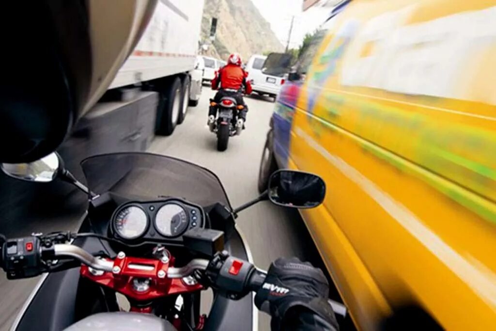 Новые правила мотоциклы. Езда на мотоцикле. Мопед на дороге. Опасный мотоцикл. Обгон мотоцикла.