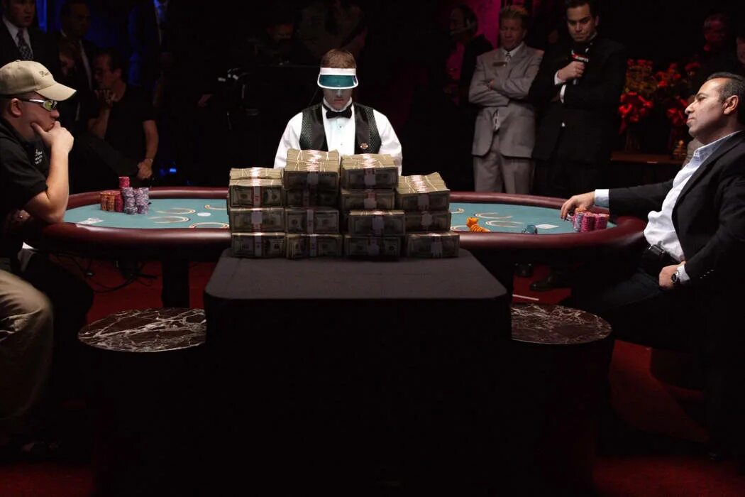 Проиграл девушку в покер. Играют в покер. wsop покер фото. heads up poker strategy. как обыграть лайв покер.