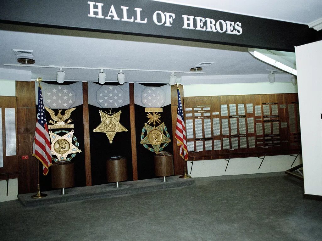 Hall of heroes. Зал героев (Hall of Heroes) в Пентагоне;. Hall of Heroes Pentagon. Зал героев в Пентагоне. Wall of Honor медаль.