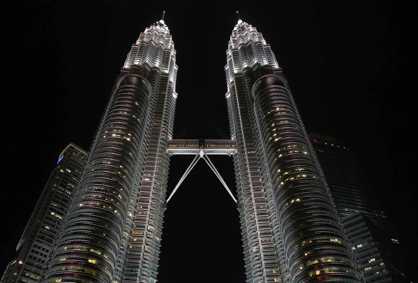 Симметричных башен. Железная башня в париже. Симметрия эльфивой башни. Симметричных башен. Симметричных башен.