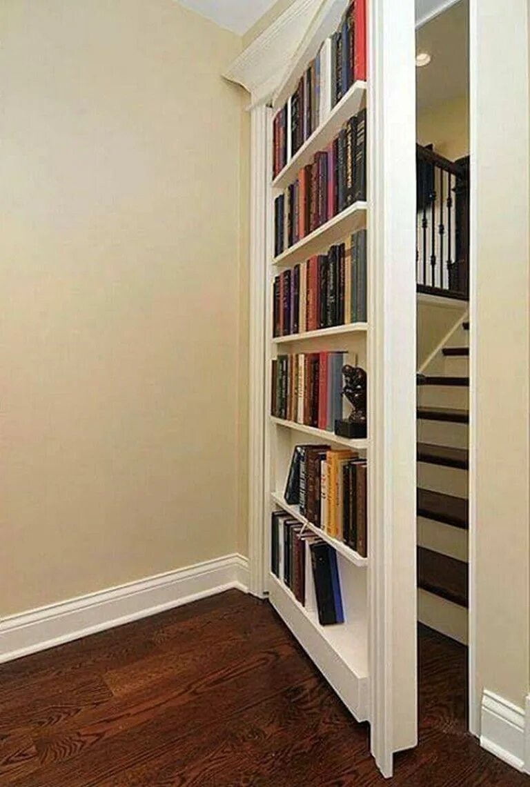 Потайная дверь шкаф. Книжный стеллаж узкий. Потайная дверь в книжном стеллаже. Книжный стеллаж за дверью. Потайной шкаф.
