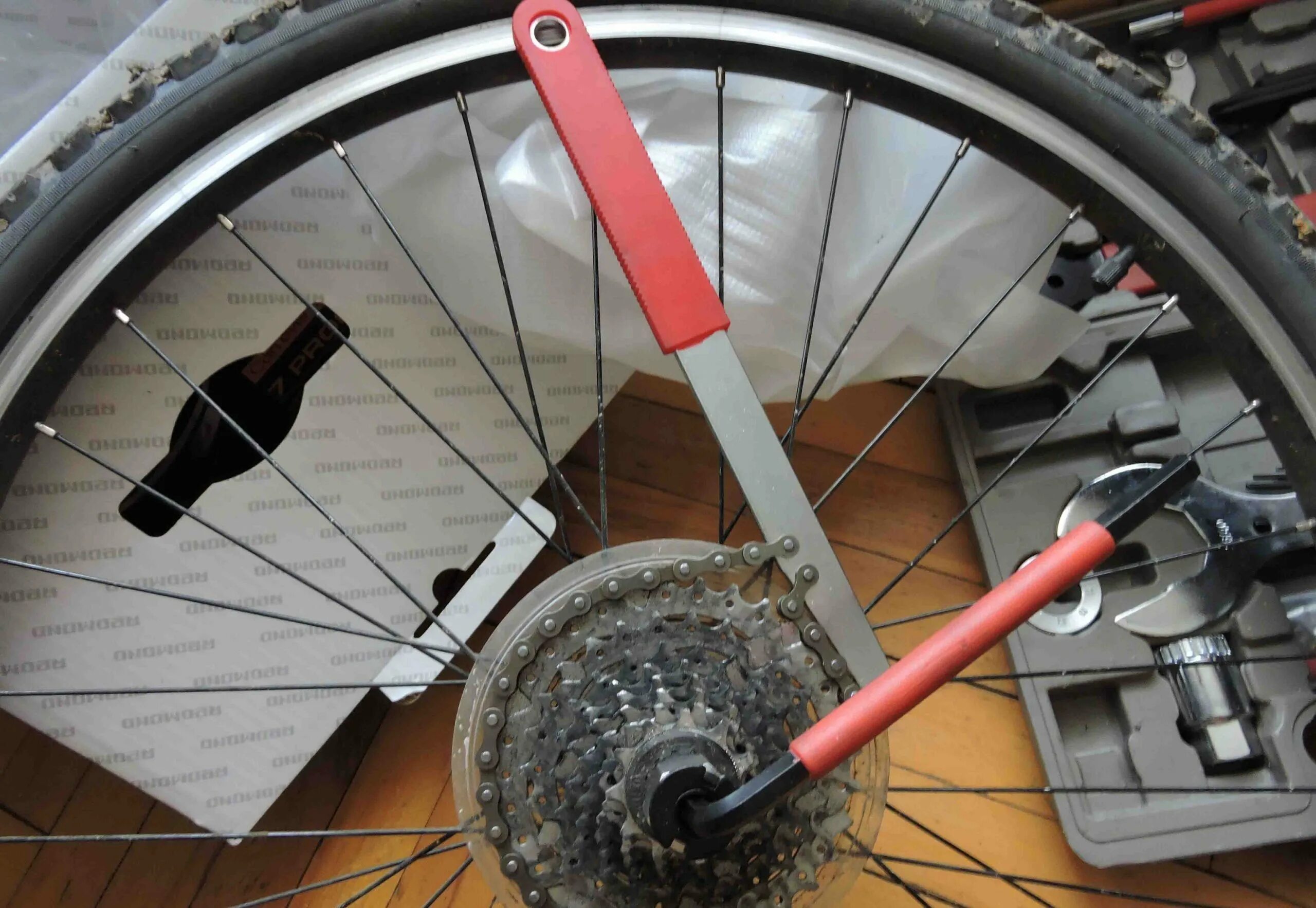 Обзор колес велосипедов. Колесо велосипеда. Заднее колесо велосипеда. Крепление колеса велосипеда. Переднее колесо велосипеда.