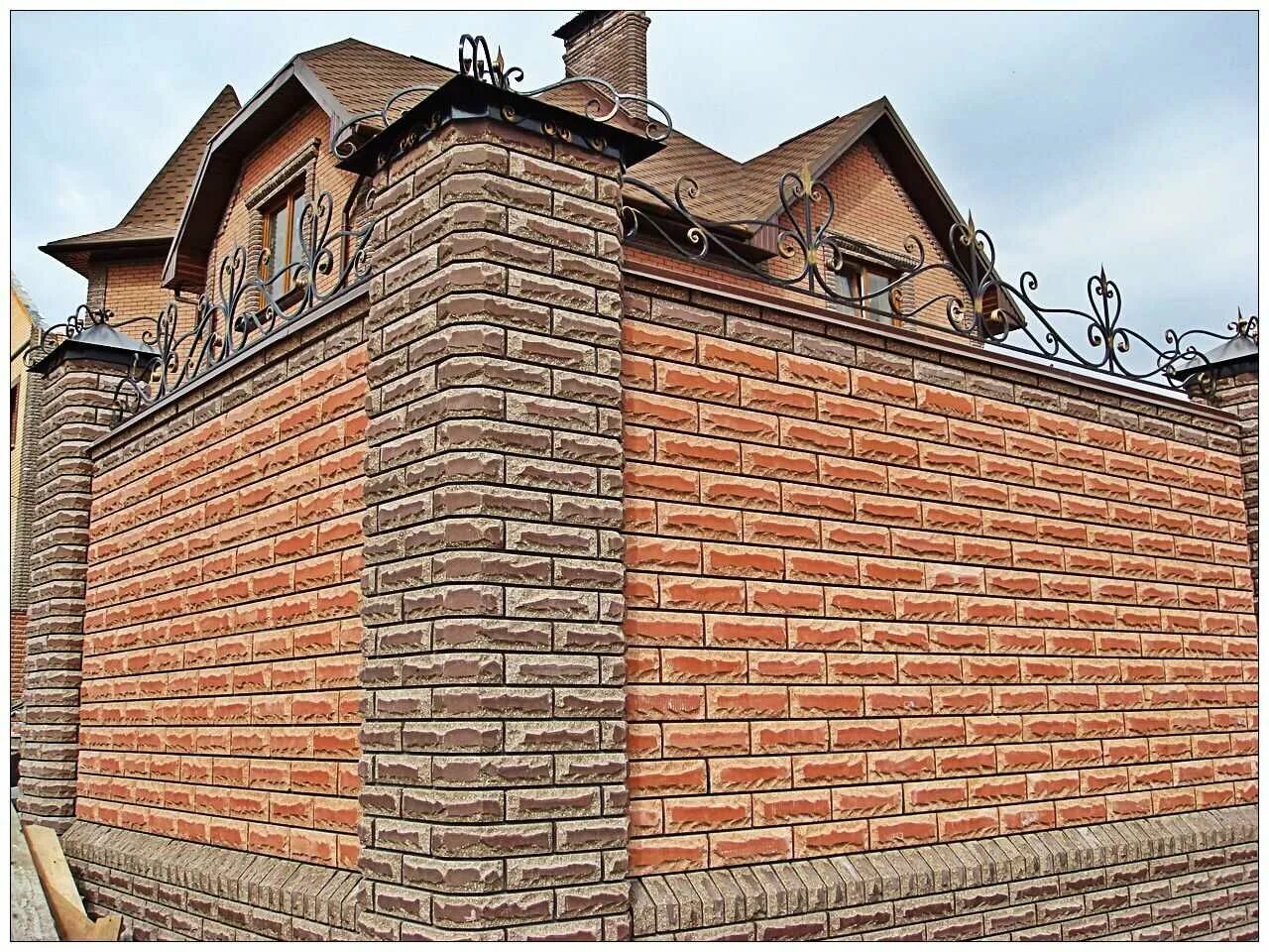 Заборы из кирпича красивое фото. Кирпич литос столбы. забор из кирпича. фасадный забор из кирпича. забор из облицовочного кирпича.