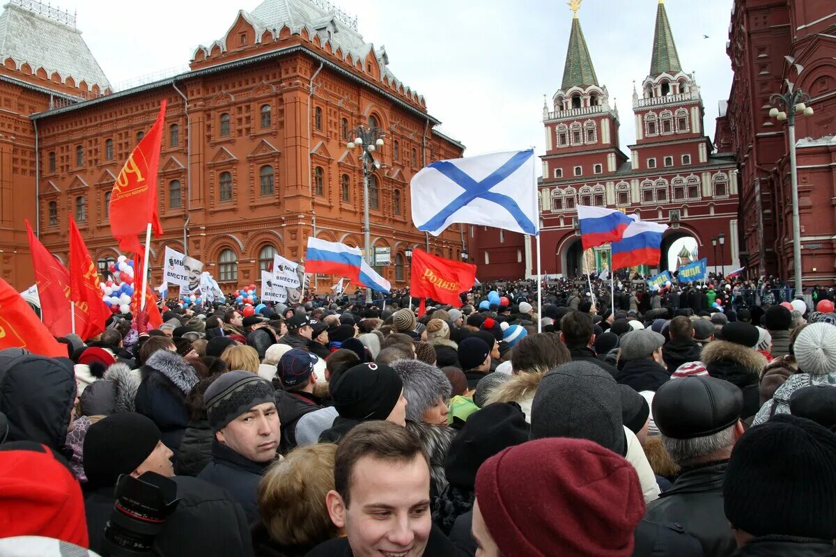 Митинг в Москве на красной площади. Митингующий на красной площади. Митинг концерт на красной площади. Митинг 2014 красная площадь Крым. Митинги прошедшие сегодня