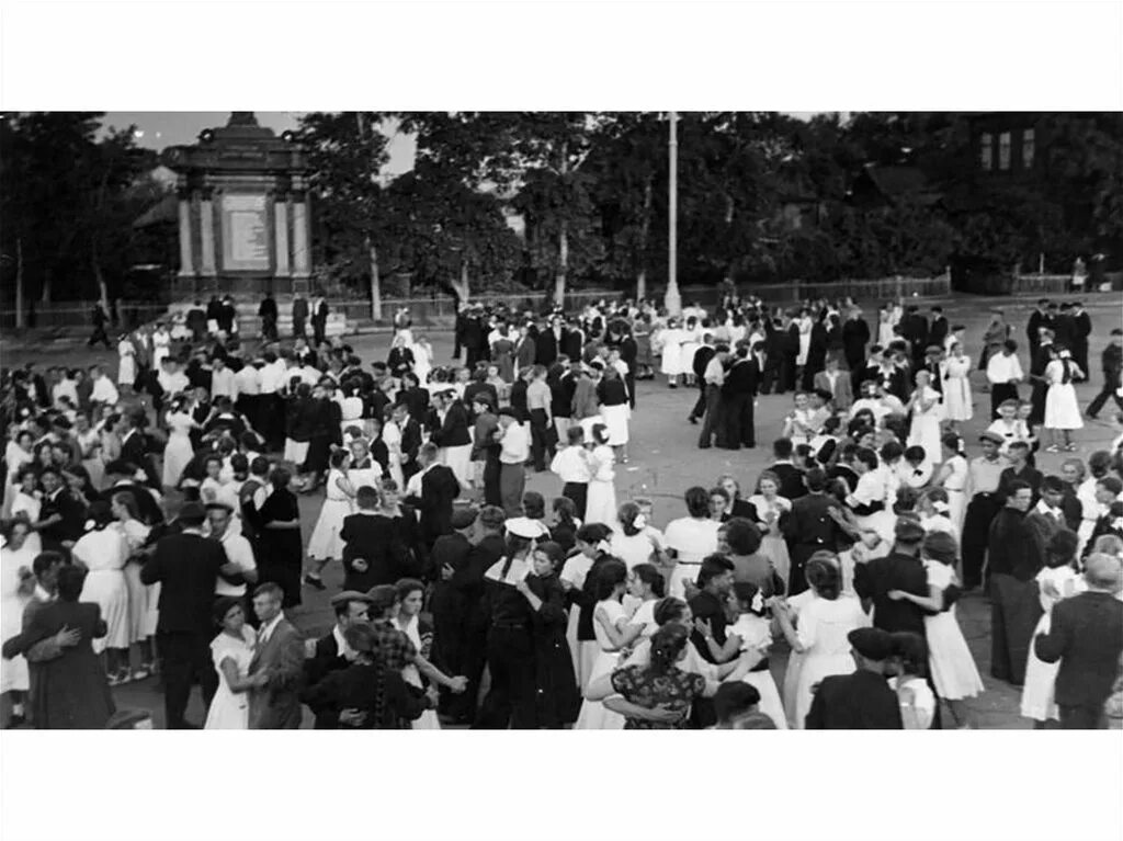 Поезд победы 1945 белорусский вокзал. Конец мирной жизни. Выпускной 21 июня 1941 москва. Кадры победы 1945. Конец мирной жизни.