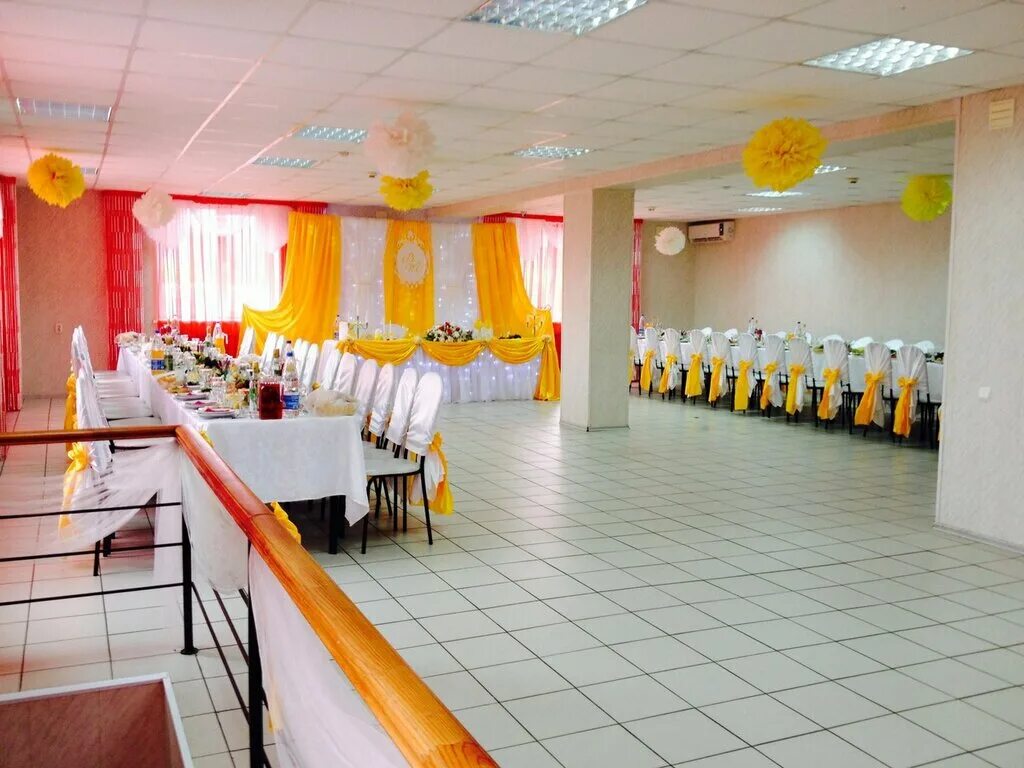 Кафе листопад кумертау. Кафе отдых кумертау. Царская усадьба кафе. Комната отдыха в кофейне. Зона отдыха в кафе.