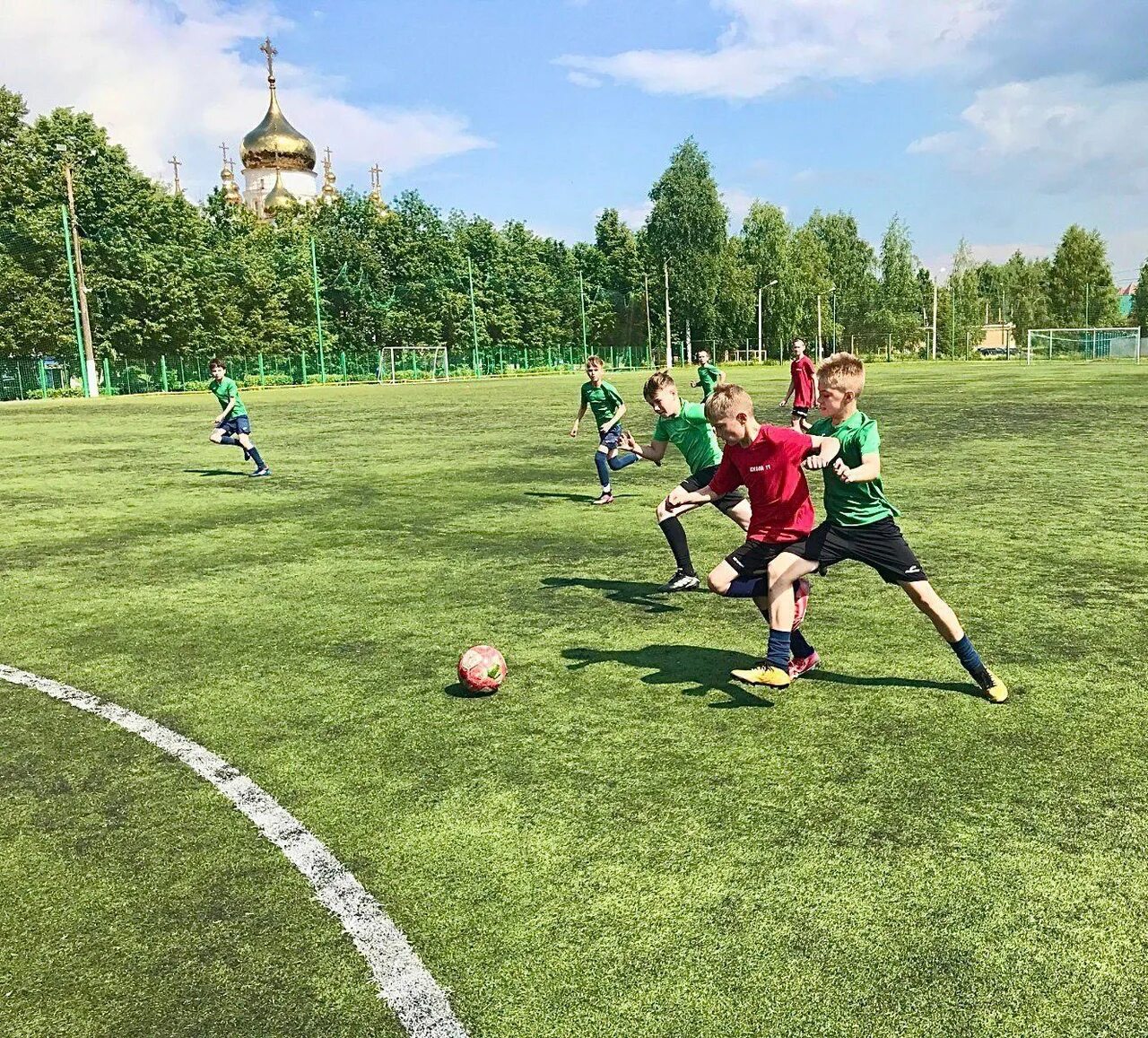 Футбольное поле. Футбольное поле спортивной школы. Саранск футбол. Футбольный стадион игра.