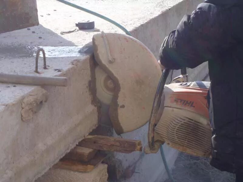 Плиткорез электрический bosch. Инструмент для резки кафеля. Резка плитки болгаркой без сколов. Инструмент для распилки ламината. Husqvarna k4000 cut-n-break.