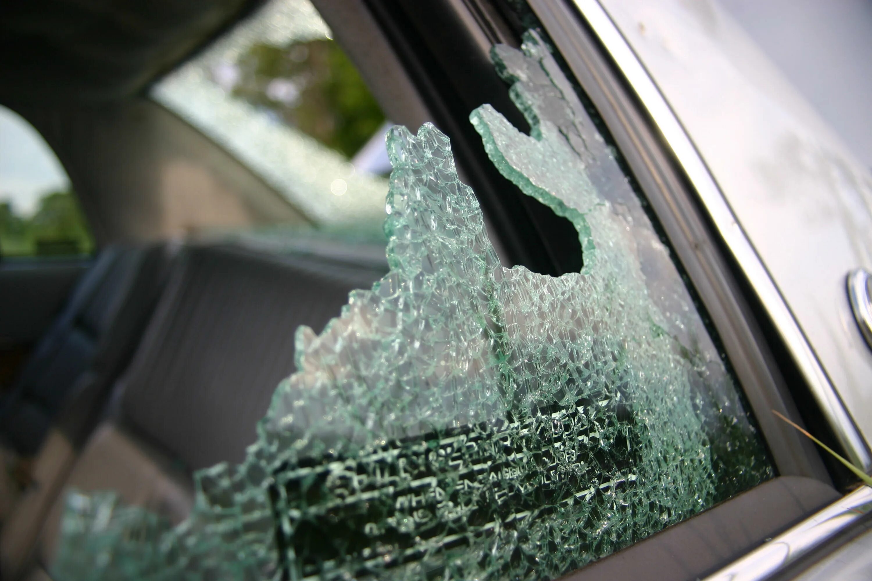 Портит стекло. Разбитое стекло автомобиля. Разбитые стекла в автомобиле. Разбитое боковое стекло автомобиля. Разбивает стекло авто.