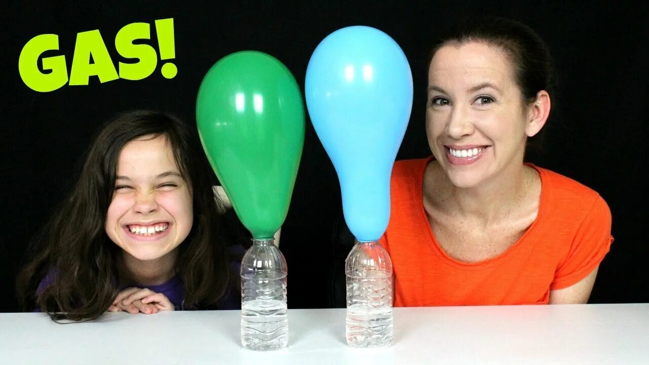 Химия фон. Gas science. Фтор в пробирке. Израильский национальный музей науки, технологий и космоса. Ученый в лаборатории в противогазе.