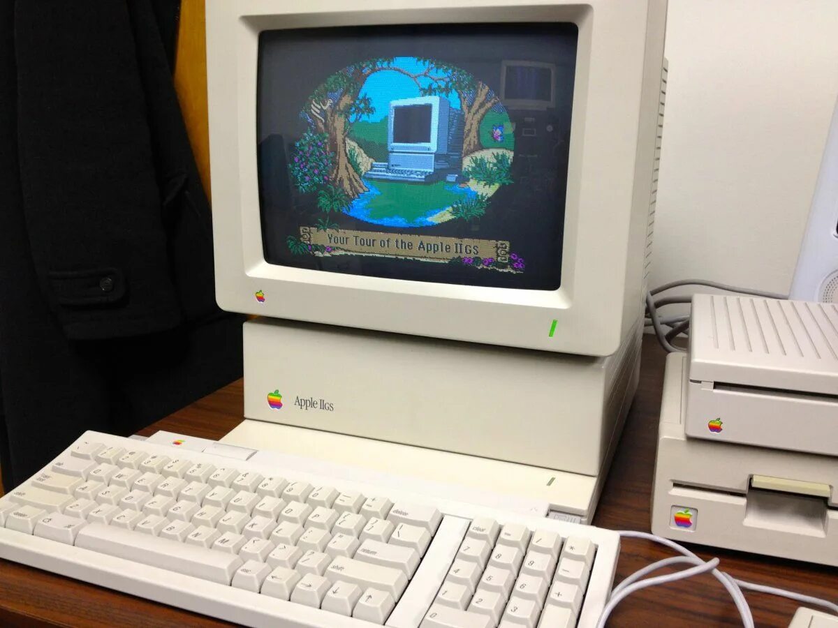 Apple 2gs. Аппле 2. Первый компьютер Эппл 2. Эппл компьютер 2 1986.