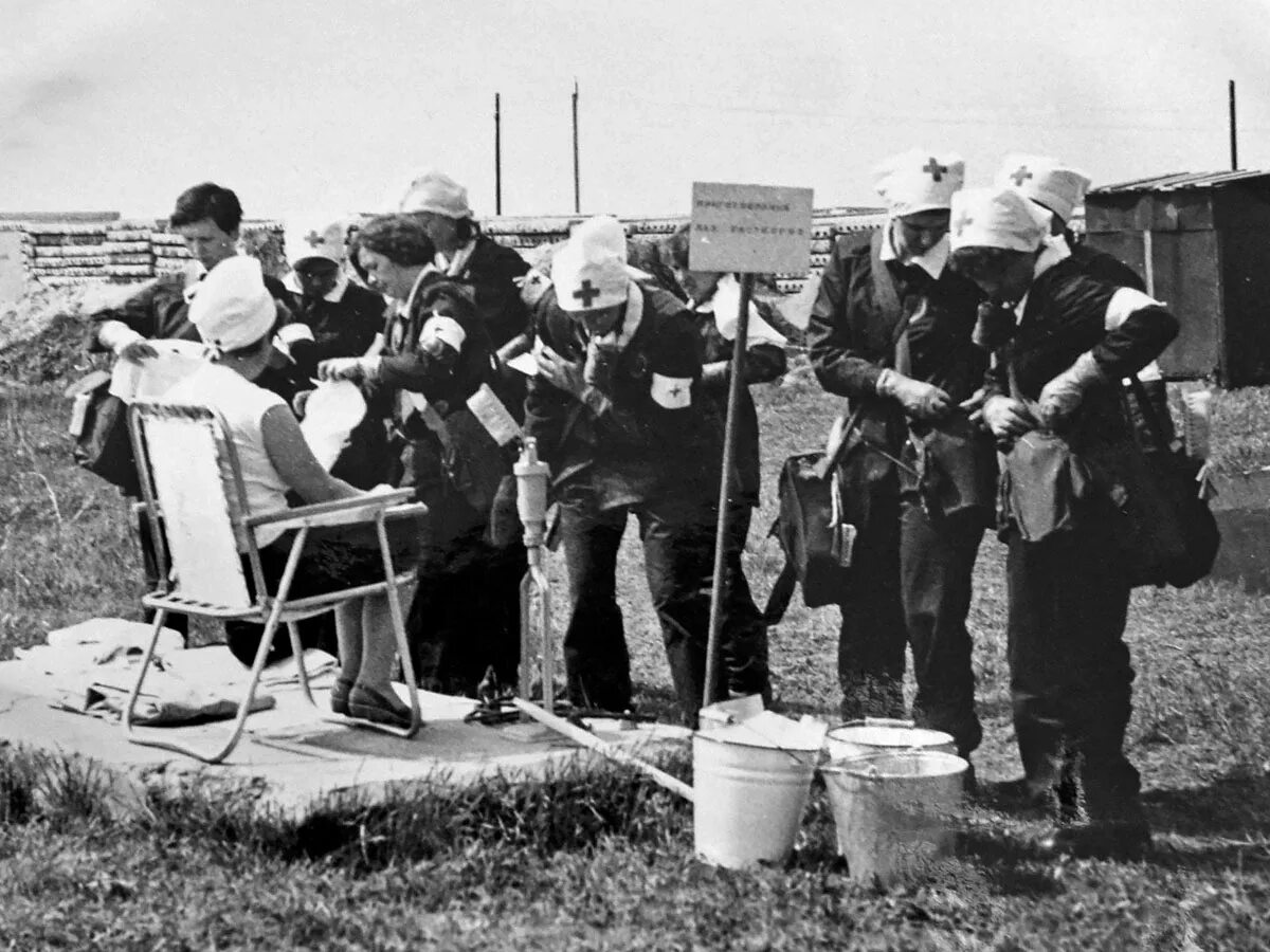 Одесса 1970 год эпидемия холеры википедия. Одесса 1970 год эпидемия холеры википедия. Санитарный отряд. Одесса 1970 год эпидемия холеры википедия. Люди на вокзале ссср.