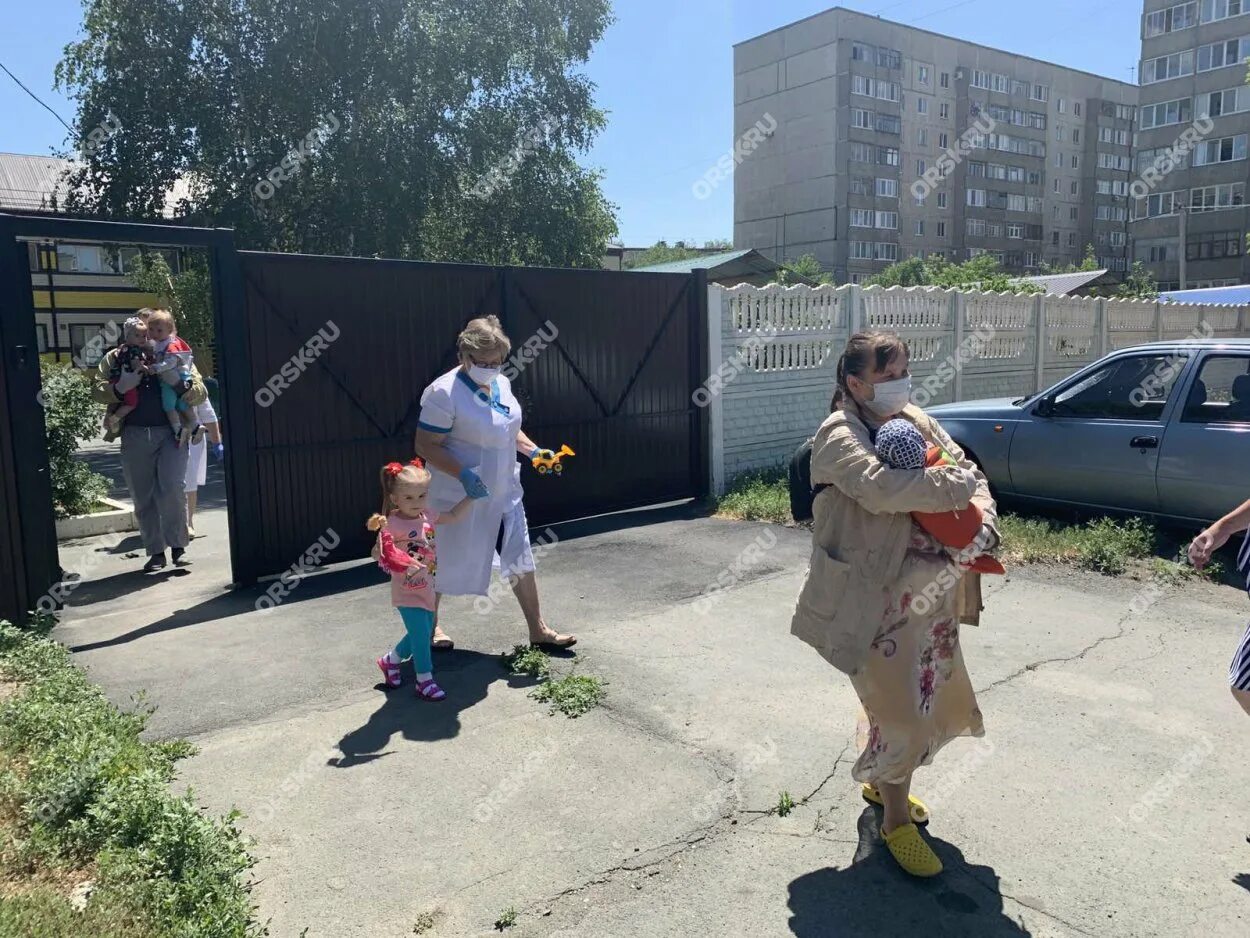 Дети сироты фото. Сирота фото. Родители и дети. Многодетная семья бахонины, домбаровский район. Семье вернули детей.