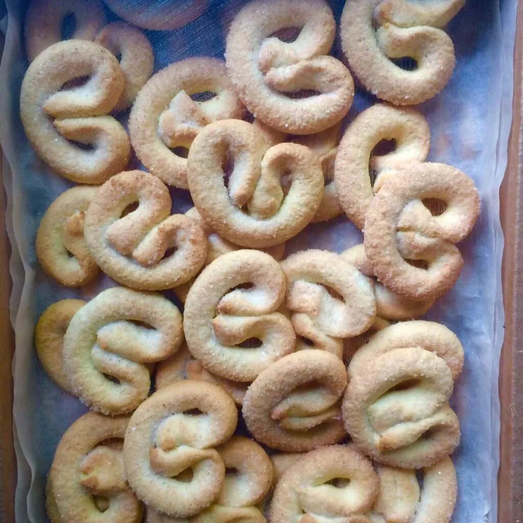 Сахарные крендельки. Сахарные крендельки. Сахарные крендельки. Крендель сахарный. Печенье крендель с корицей.