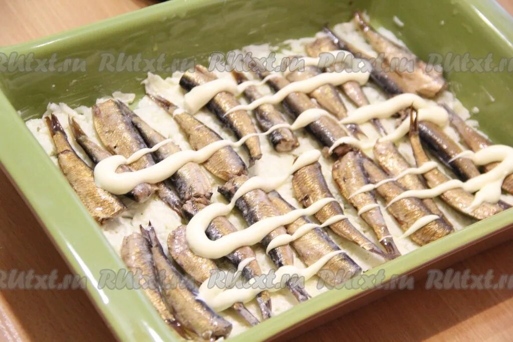 Салат под шубой со шпротами. Салат шуба со шпротами. Закуска со шпротами. Салат под шубой со шпротами. Броды со шпротами.