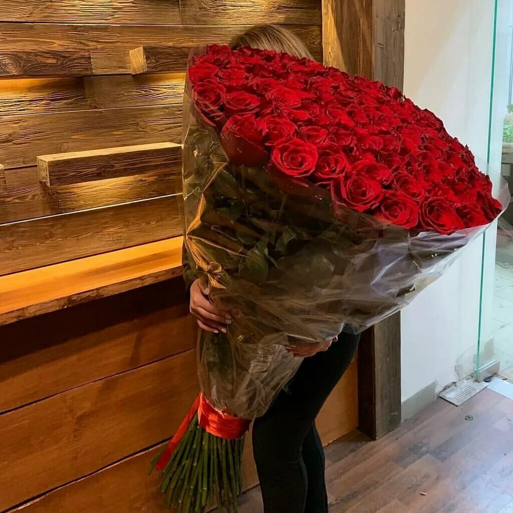 Большие розы москва. Большие розы москва. Оформление 101 розы. Большие розы москва. Гигантский букет роз.