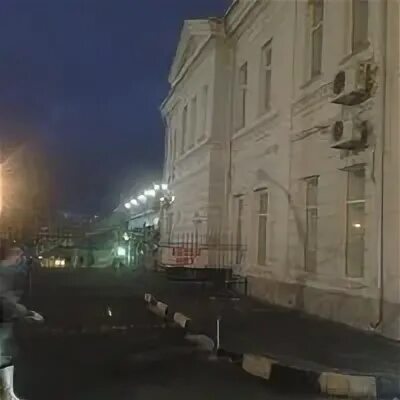 Железнодорожный вокзал новороссийск ул жуковского 16. ЖД вокзал Новороссийск. ЖД вокзал Новороссийск ночью. Ночной вокзал Новороссийск. Вокзал Новороссийск ночью.