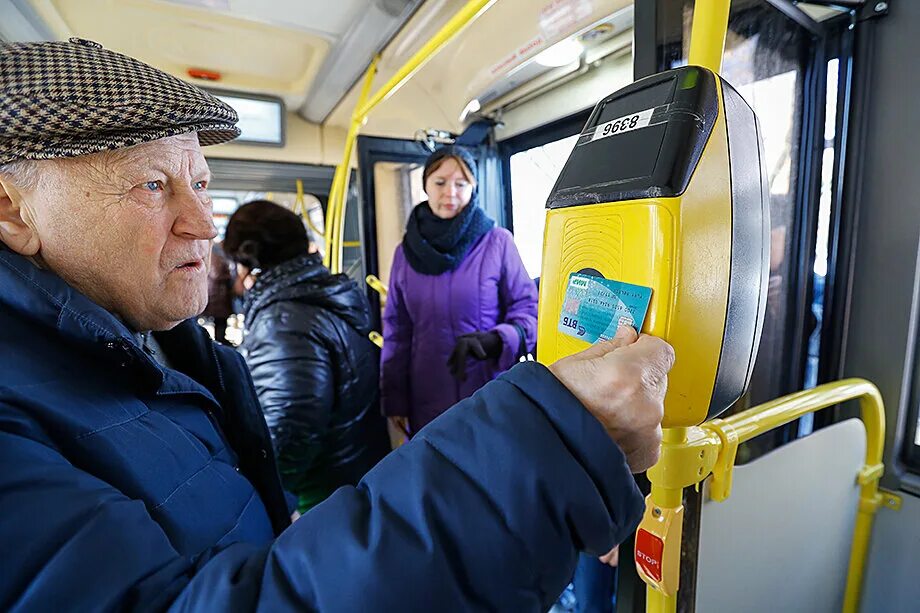 Пенсионеры в общественном транспорте. Льготники в автобусе. Пенсионеры в автобусе. Бесплатный проезд в общественном транспорте.