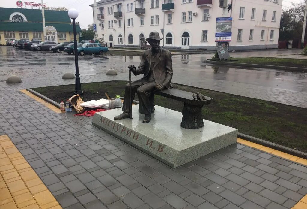 Какой памятник сидит. Памятник мичурину в мичуринске. вокзал мичуринск уральский фонтан. памятник мичурину в мичуринске на вокзале. фонтан мичуринск привокзальная площадь.