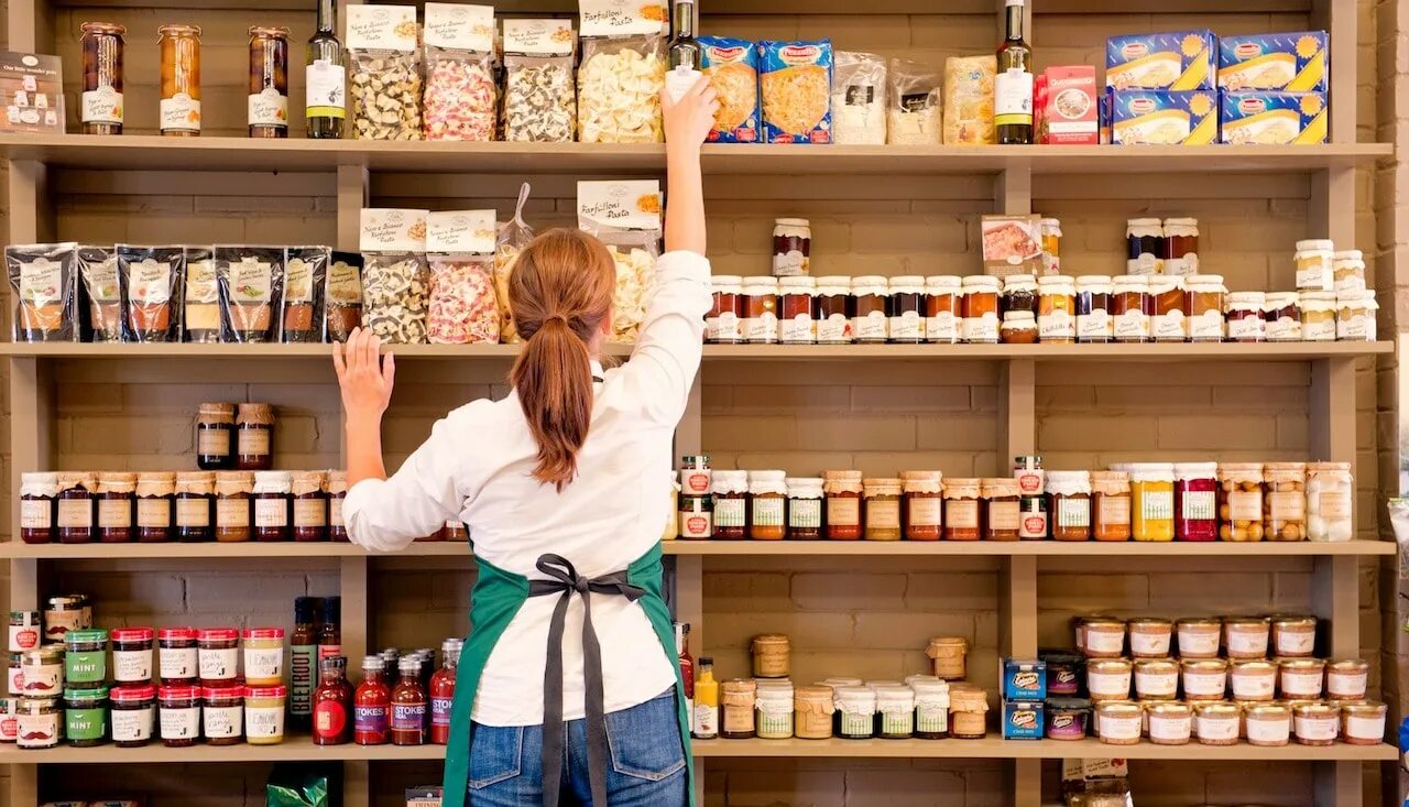 Торговый мерчендайзинг. Мерчандайзинг продуктов. мерчандайзинг продукты. мерчендайзер выкладка. визуальный мерчендайзинг.