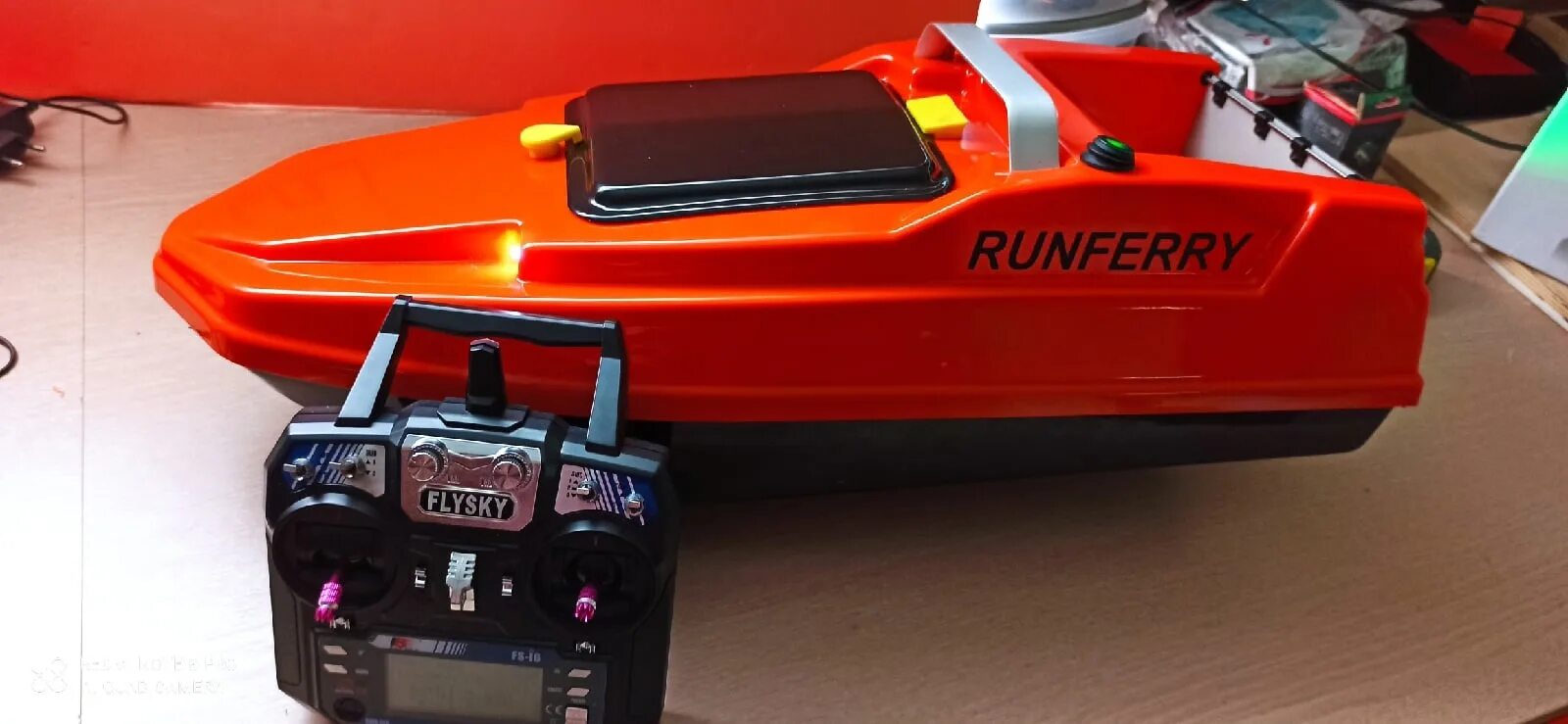 Рыболовный кораблик камарад. Кораблик для прикормки camarad. Camarad v3 gps. Прикормочный кораблик однобункерный. Катер радиоуправляемый рачинг боат.