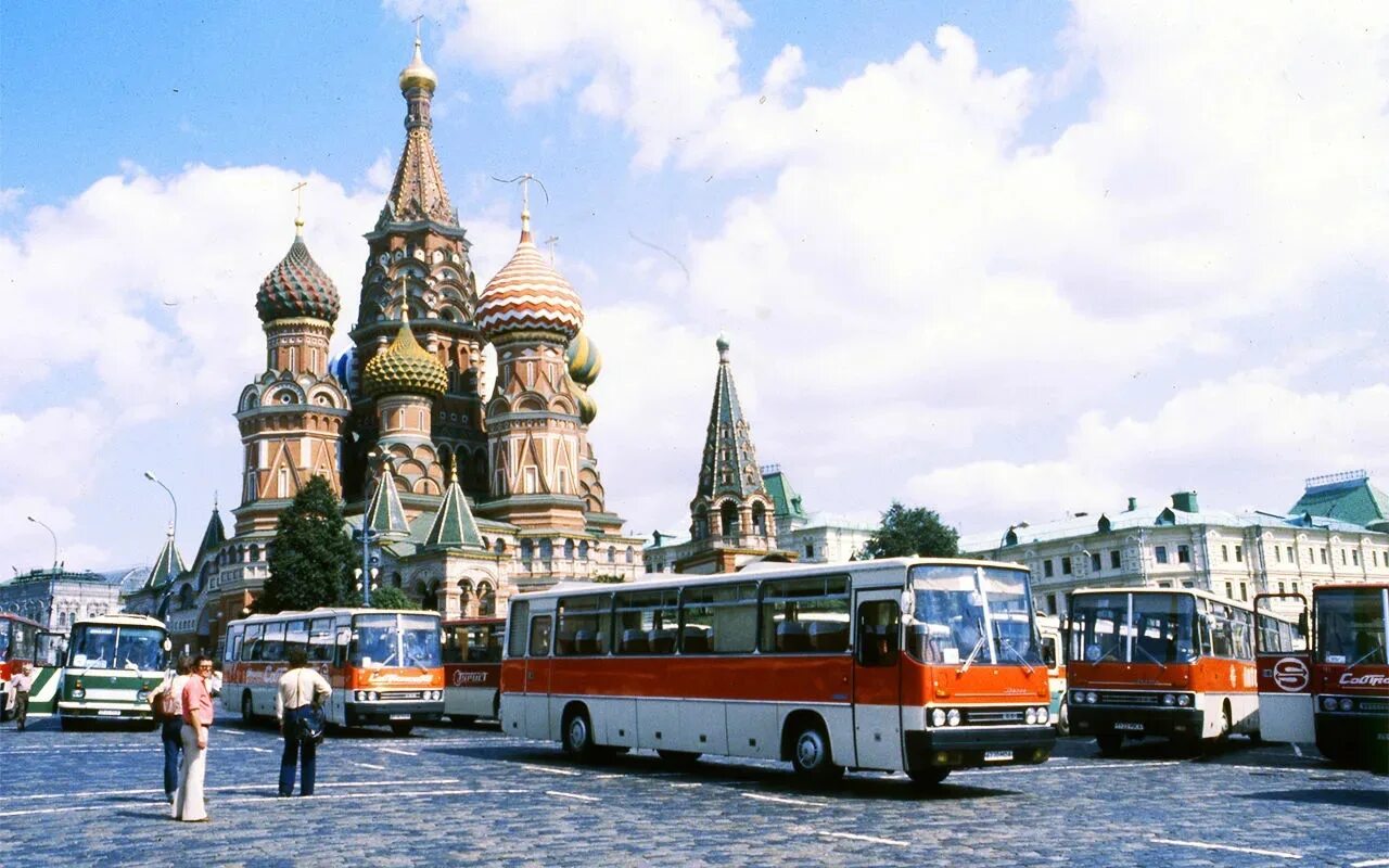 Икарус Совтрансавто. Экскурсионные автобусы СССР. Икарусы на красной площади. Общественный транспорт в СССР. Автобусная экскурсия красная площадь