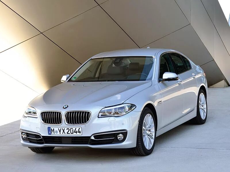 Бмв 5 поколения. BMW 530d 2013. BMW f10 530d. BMW 530 f10. BMW 5 поколение f 10.