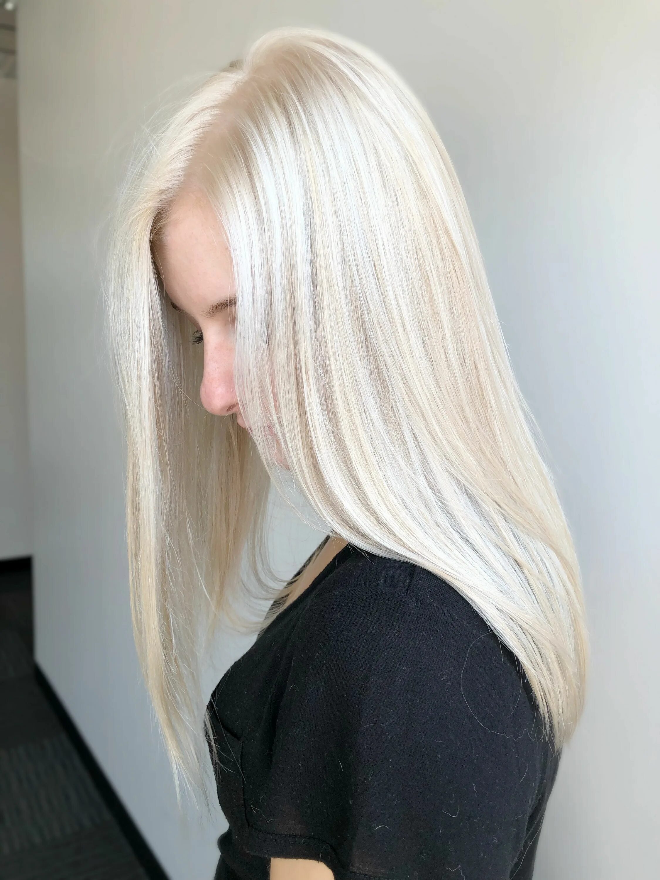 Bright blonde. Тотал блонд платиновый. Тотал блонд оттенки. Платиновый блонд Оллин. Осветленные волосы белые.