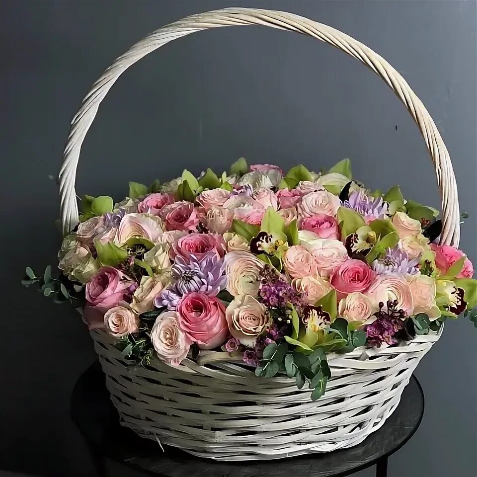 Купить корзину с цветами "Кофе с корицей" по доступной цене с доставкой в Москве